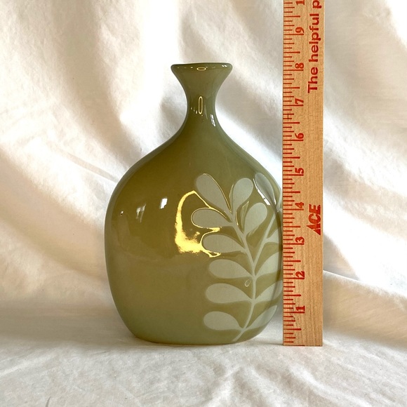 Olive Green Vase with Leaf Pattern. - Picture 4 of 7